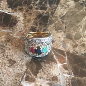 Ring- beautiful with 3  real stones